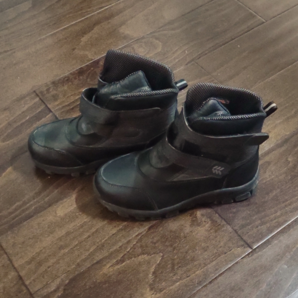 Snow Boots in Black Size 5 in boys
